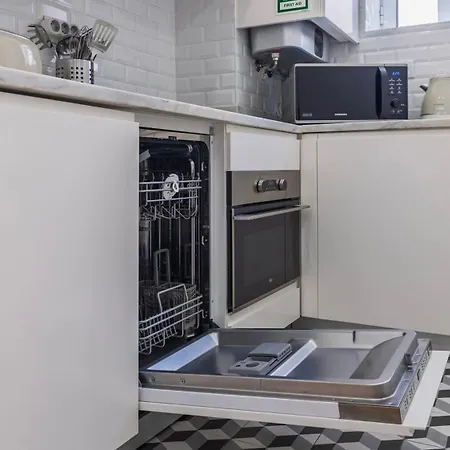 Bright 1br Flat In Bairro Alto By Lovelystay * Lisboa